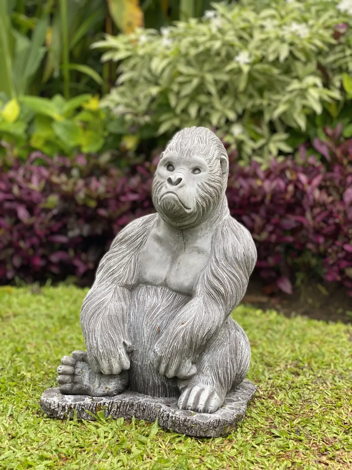 Artikelbild 9 des Artikels “Barney - Gorilla, sitzend, auf Sockel, 40 cm H | Steinguss “